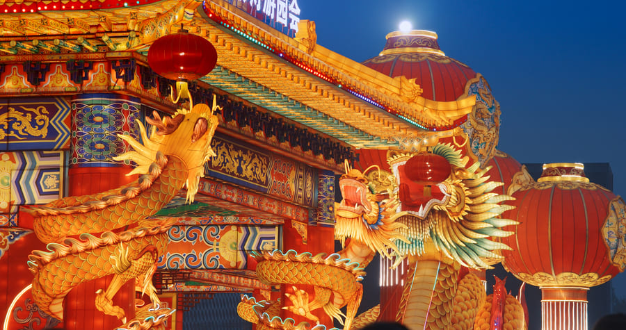 templo chino dorado de noche en China