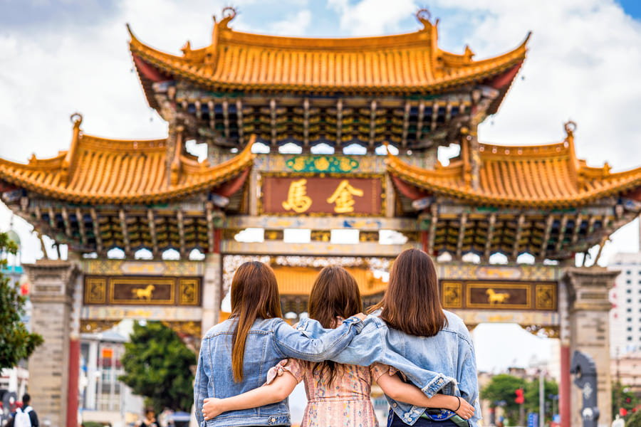 chicas de espaldas y pagoda enfrente en China
